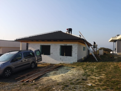 Šarišské_Bohdanovce_01_krovy_strechy_väzníky_priehradové_drevené_výroba_montáž_rodinný_dom_preprava_nadrozmer_hydraulická_ruka_01.jpg